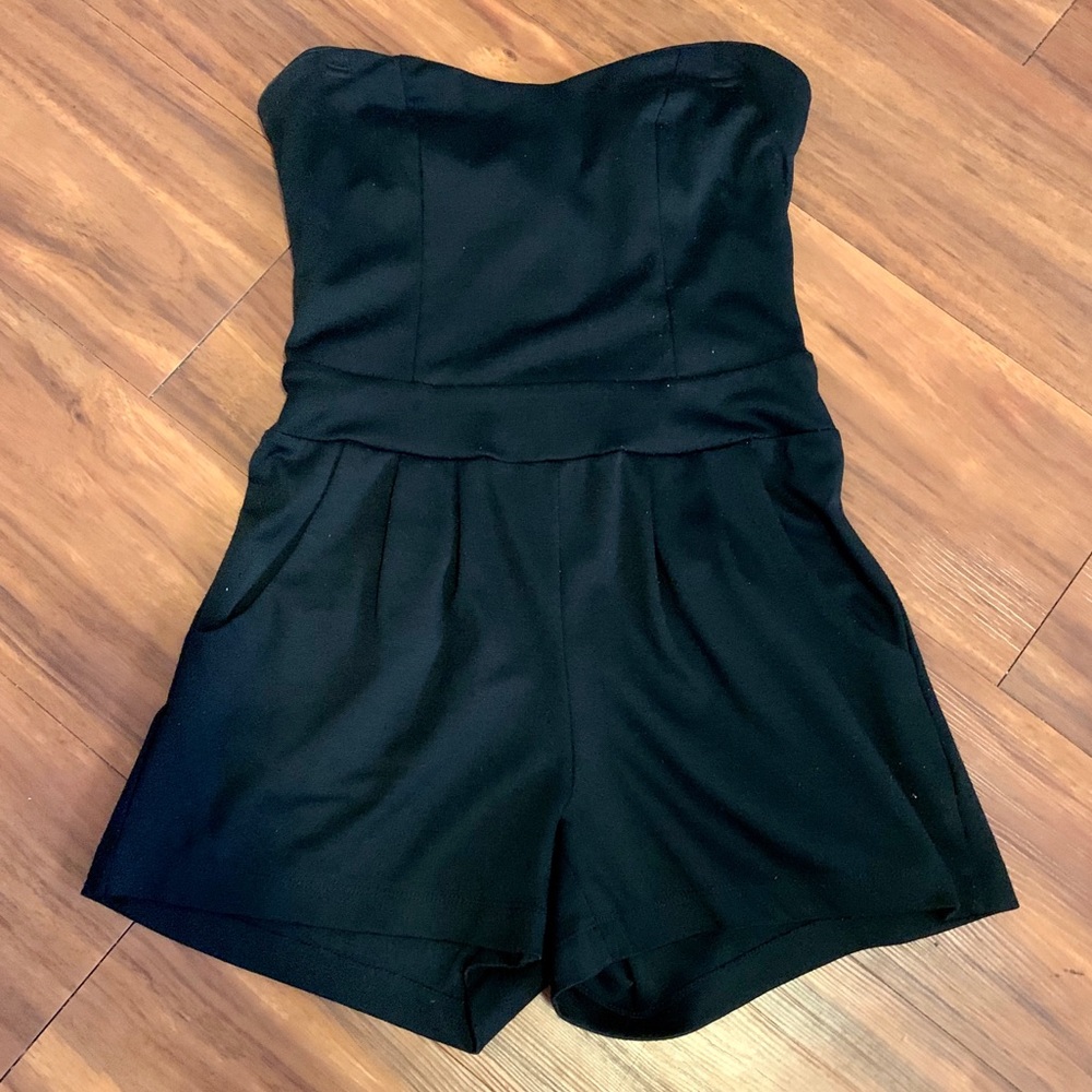 Sleeveless black shorts romper